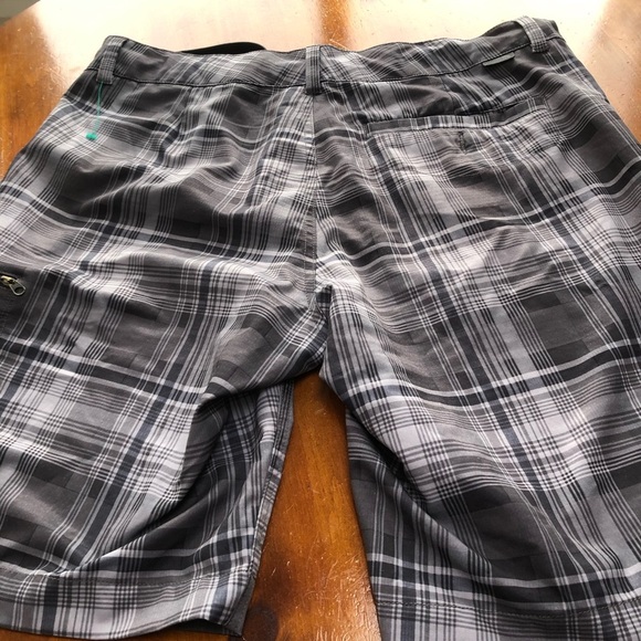 The North Face Gray Plaid Men's Shorts- size 32 - preloved - Picture 6 of 9